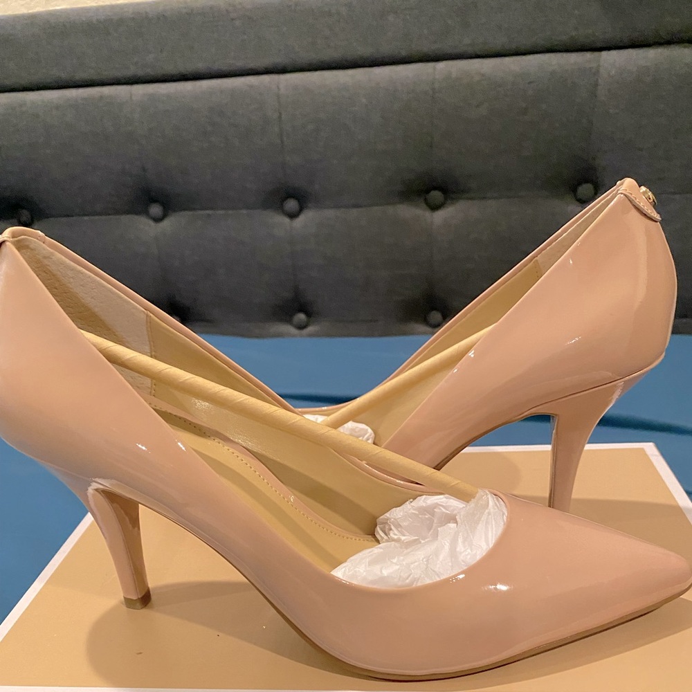 Michael Kors 8.5 nude/light blush patent leather pumps